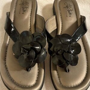 Life Stride Black Patent Floral Thong Sandals Cushioned EUC 8.5 Coquette Fairy
